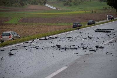2 Schwerverletzte nach Frontalzusammenstoss auf der B28 bei Ammerbuch